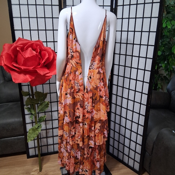 WHITE HOUSE BLACK MARKET. Pretty Long, Layered floral design - Picture 11 of 16